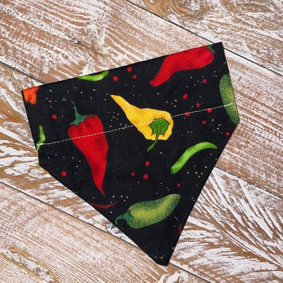 🐾🌶Dog Collar Chili Pepper Handkerchief🌶🐾never used - Picture 1 of 1